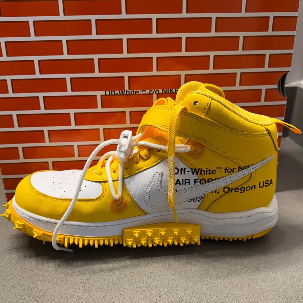 Off-White Air Force 1 Yellow and White Sneakers with Zip Tie. - Picture 3 of 12